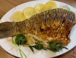 Карась запечений в духовці