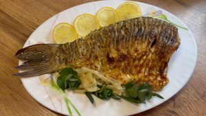 Карась запечений в духовці