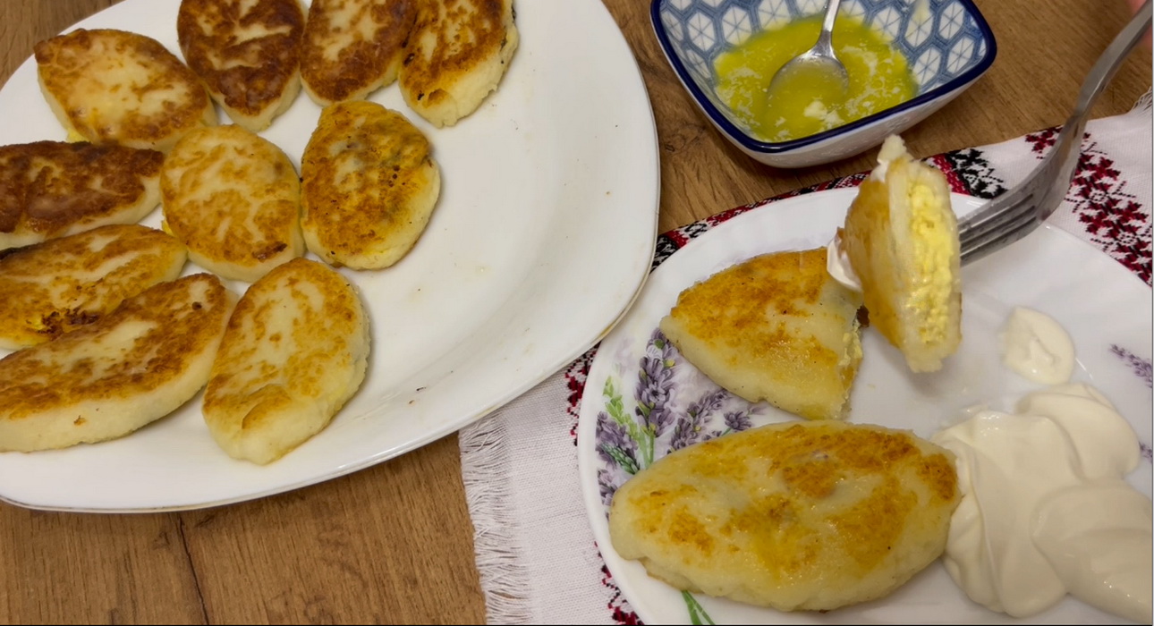манники з сирною начинкою з родзинками
