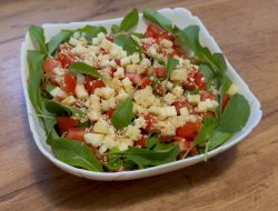 салат з руколою, сиром, помідорами