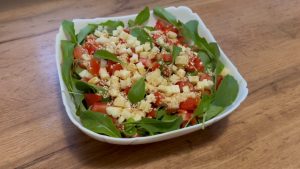 салат з руколою, сиром, помідорами