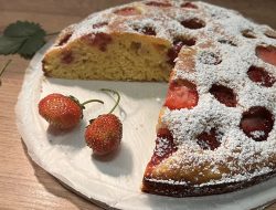 сирний бісквіт з ягодами чи фруктами