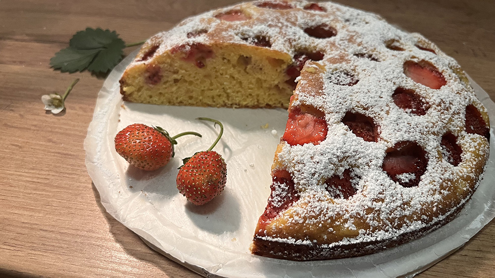 сирний бісквіт з ягодами чи фруктами