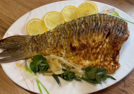 Карась запечений в духовці