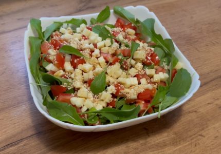 салат з руколою, сиром, помідорами